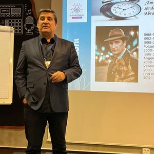 Cem Karakaya bei seinem amüsanten Vortrag zu Datenschutz, Cybersecurity und Cyber-Kriminalität.(Bild:  Vogel IT-Medien)