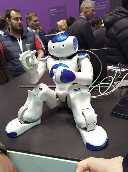 Serviceroboter waren auf der Cebit eher noch Spielerei. Dafür gab es, wie hier am Stand von IBM, spannende Fortschritte im Bereich Cognitive Computing und Sprachsteuerung zu bestaunen. (Bild: Robert Horn)