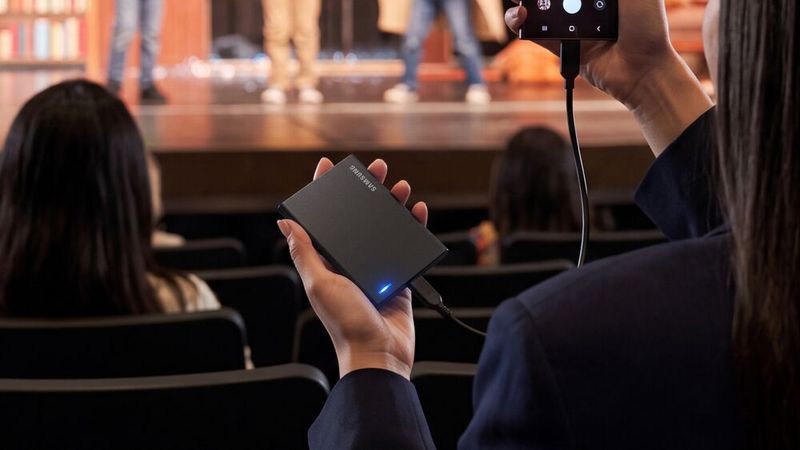 Die P7 mit abgerundetem Metallgehäuse unterscheidet sich in der Leistung kaum von der P9, ist aber deutlich günstiger. (Bild: Samsung Electronics)