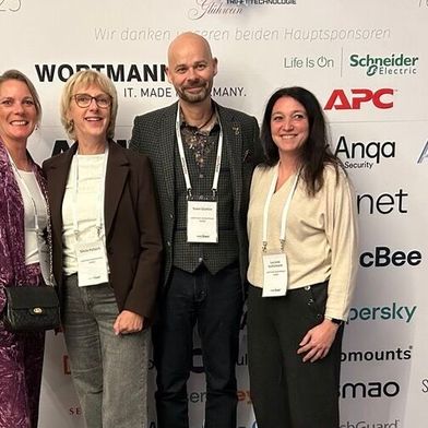 (V. l.) Sandra Balz (Kiwiko), Silvia Habeck, Sven Glatter und Luciana Kuhlemann (alle Comteam) freuen sich über die positiven Ergebnisse.  (Bild: Vogel IT-Medien)