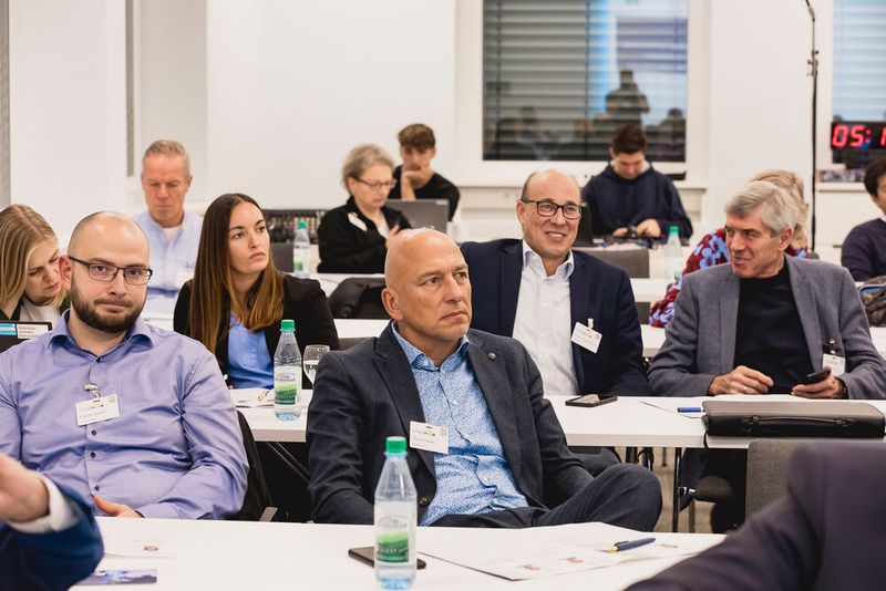 Von der Vision zur Wirklichkeit: Experten präsentieren praxiserprobte Lösungen für die Wasserstoff-Transformation. (Bild: Stefan Bausewein)