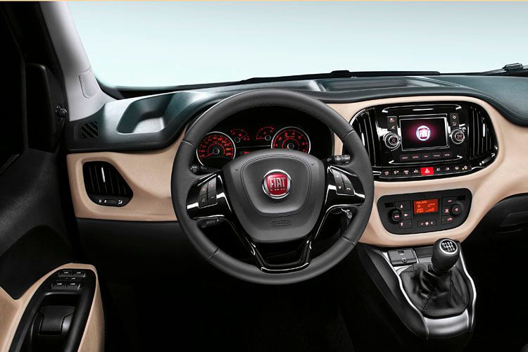 Aufgeräumt und übersichtlich ist das Cockpit des Doblò gestaltet. (Fiat)