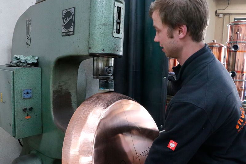 Schließlich werden einige Komponenten für die Brennereianlagen aus Kupfer noch gehämmert. (Bild: Trumpf)