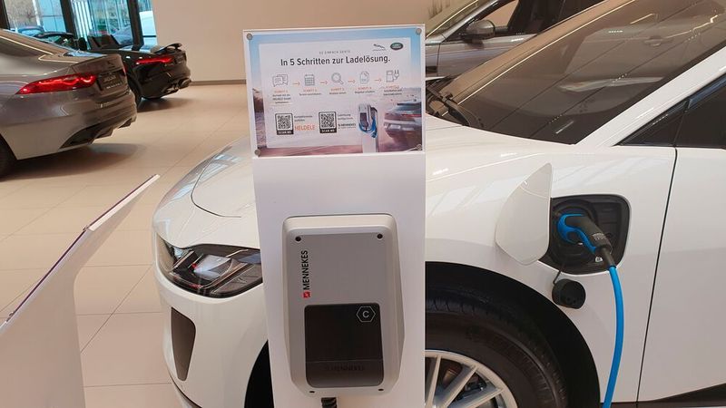 Wenn es um die heimische Wallbox geht, kommen die Ladespezialisten Heldele und Mennekes ins Spiel, mit denen Jaguar Land Rover kooperiert. (Mauritz/»kfz-betrieb«)