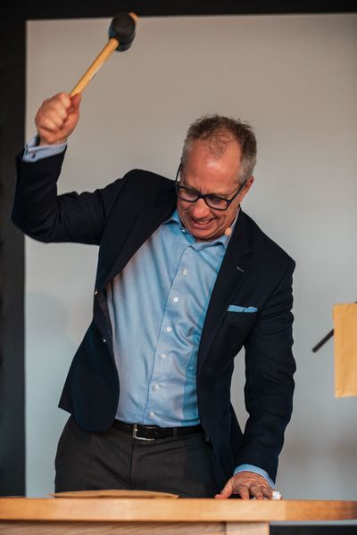 Das (vermeintliche) Bearbeiten des iPhones eines Gastes mit zahlreichen kräftigen Hammerschlägen bereitet mindestens den Android-Fans größte Freude. (Bild: C4B)