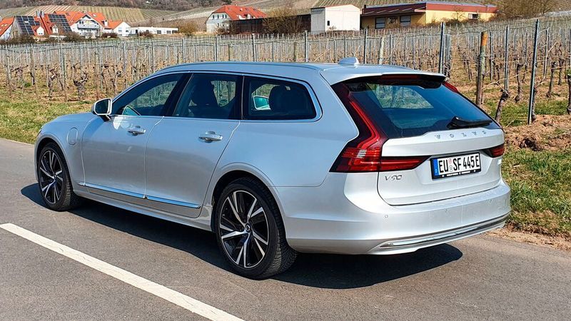 Das Design ist elegant und auch im siebten Lebensjahr des Volvo V90 noch auf der Höhe der Zeit. (Mauritz/»kfz-betrieb«)