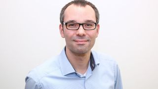 Prof. Sebastian Henke forscht an der TU Dortmund an sogenannten responsiven Materialien. Es handelt sich dabei um poröse, gerüstartige metallorganische Verbindungen, die bemerkenswerte Eigenschaften haben. Jetzt zeigt sich ein neuer Vertreter sogar „eingeschnappt“. (N. Golsch)