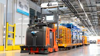 Autonome Routenzüge von 4am Robotics machen die effiziente, bedarfsgerechte Materialversorgung bei ZF in Passau aus. (Bild: Medienproduktion Holzer)