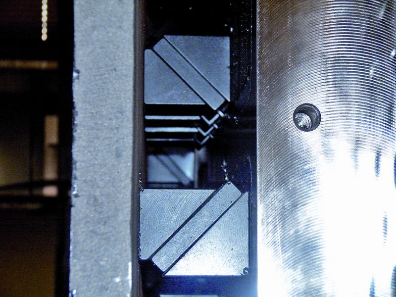 Bild 3: Weil das Werkstück flächig gespannt wird, ist ein nahezu vibrationsfreies Bearbeiten möglich, was die Werkzeugstandzeiten verlängert. (Archiv: Vogel Business Media)