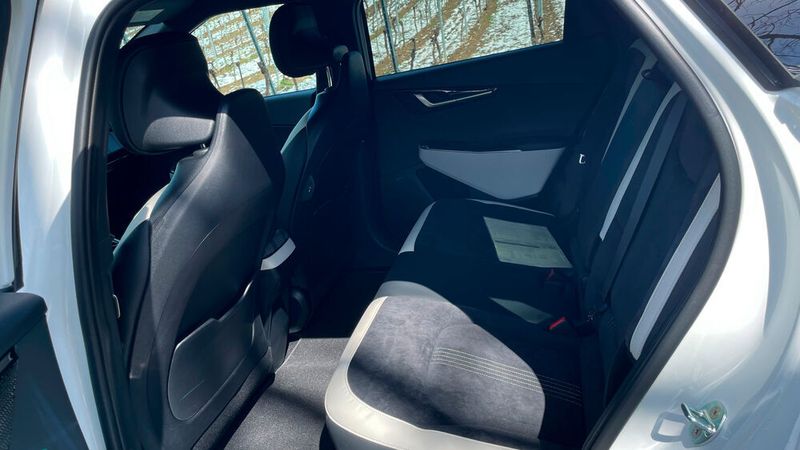 4. Das Platzangebot für Mitfahrer: Großartig. Selbst großgewachsene Personen haben auf dem Rücksitzen jede Menge Kopf- und Beinfreiheit. So lässt es sich bequem mitfahren. Clever zudem, dass Kia in die Schalen der Vordersitze USB-Ports integriert hat. So können Mitfahrer auch hinten während der Fahrt Endgeräte mit Strom versorgen. (Seyerlein/VCG)