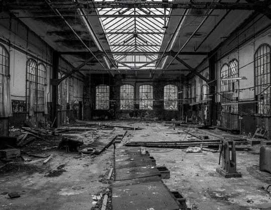 Der VDA hat registriert, dass die Stimmung in der deutschen Industrie eh schon schlecht ist, aber die tatsächliche wirtschaftliche Lage noch schlechter. Wenn nichts dagegen unternommen werde, drohe unter anderem eine massive Verlagerung von Stellen ins Ausland.(Bild:  Lost Places Found)