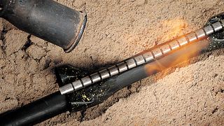 Die Kabelreperaturmanschette sorgt für die schnelle, dauerhafte und arbeitssparende Reparatur von beschädigten Kabelmänteln. (Bild: HellermannTyton)