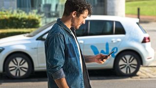 Die Autohersteller wollen die Mobilitätsdienste nicht nur Start-ups oder Tech-Firmen überlassen. Auch Volkswagen rüstet sich – mit E-Carsharing unter der Marke „We“.  (Volkswagen)