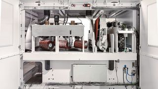 Durch Aggregate ist das vorgeschaltete mechanische Abschlagen der Schlacke von plasma- und autogengeschnittenen Teilen effektiv und reduziert die Werkzeugkosten. (Bild: Lissmac)