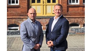 Die Geschäftsführer von MTM Power, Florian Greiner-Matzen Sohn (links) und Anselm Hugle, vor dem historischen Stammhaus des Unternehmens. Die Unternehmensspitze verbindet den Traditionsstandort in Thüringen mit einer international ausgerichteten Fertigungs- und Entwicklungsstrategie für anspruchsvolle Nischenmärkte im Bereich der Stromversorgung. (Bild: MTM Power)