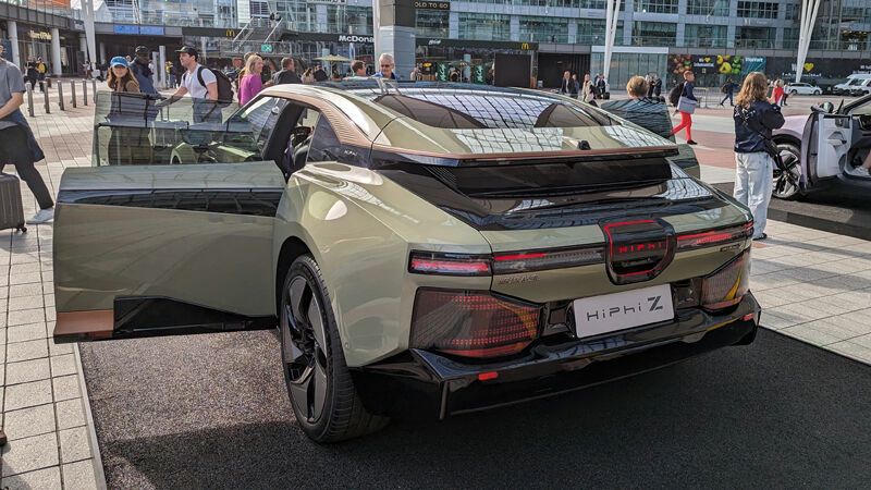 Die Limousine ist trotz fehlender Flügeltüren optisch sehr auffällig. (Bild: Rosenow - VCG)