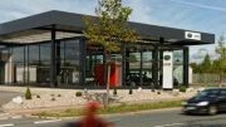 Aus einer leerstehenden Tankstelle in Hof wurde ein Land-Rover-Autohaus. (Fotos: dsl-factory.de)