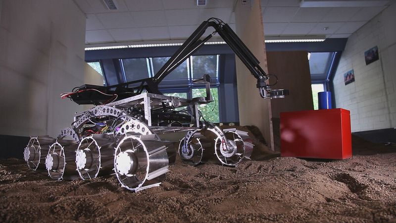 Das SEAR-Kernteam setzt sich aus wissenschaftlichen und studentischen Mitarbeitern vom Fachgebiet Raumfahrttechnik der Technischen Universität Berlin zusammen. Das Institut für Luft- und Raumfahrt ist mit zahlreichen erfolgreichen Weltraummissionen erfahren im Bau und Betrieb von Satelliten. Die Gruppe wird durch Studierende der Luft- und Raumfahrttechnik im Rahmen von Abschlussarbeiten und Lehrveranstaltungen ergänzt. (DLR)