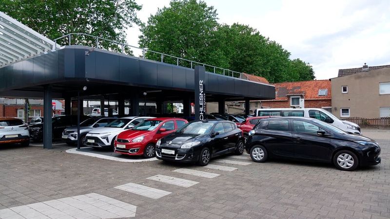 Zwar beschränkt sich das Angebot jetzt auf Gebrauchtwagen, aber in der nicht gerade kaufkraftstarken Region ist der Betrieb damit gut aufgestellt. Zudem stieg Schlesner in den Fahrradhandel ein. Der Betrieb fand einen begeisterten Fahrradmechaniker, der sich auch um den Verkauf kümmert, und widmete den ehemaligen Schauraum seiner Zweitmarke Nissan in ein Fahrradgeschäft um.  (Bild: Rosenow – VCG)