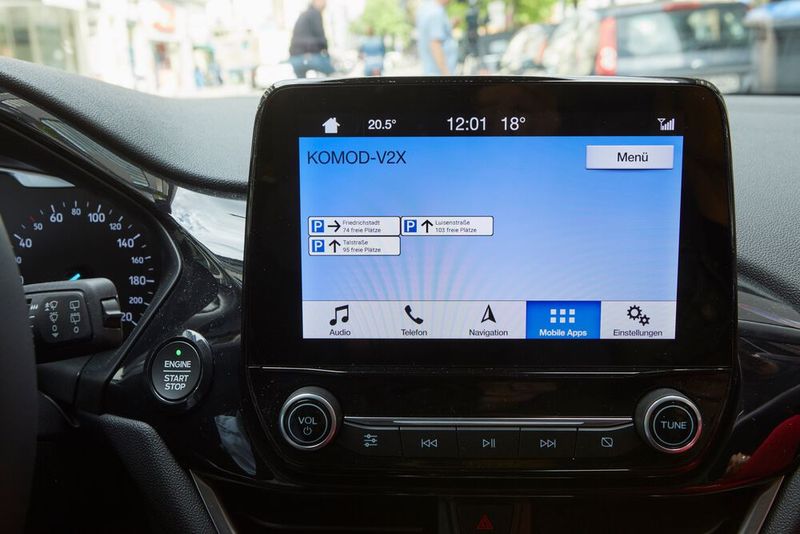Das digitale Parkleitsystem führt Autofahrer direkt und schnell zum freien Stellplatz.  (Bild: Valéry Kloubert)