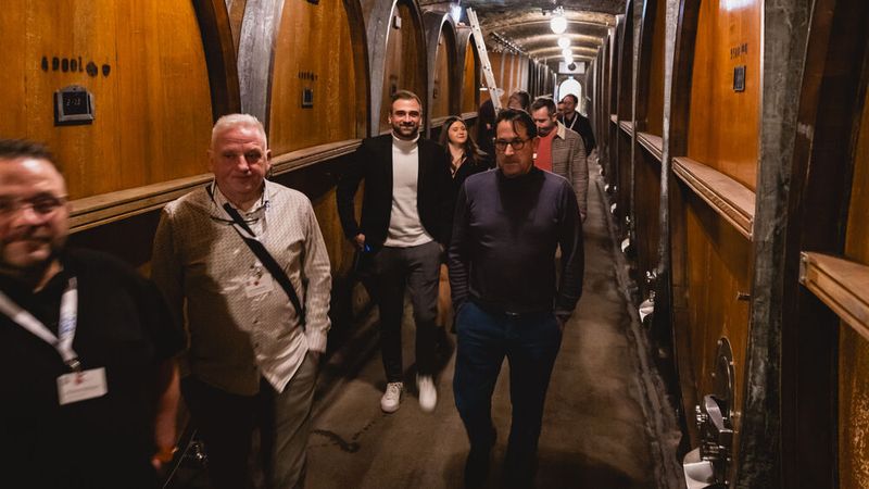 Vor dem Abendessen mit Weinbegleitung ging es in den Weinkeller. (Bild: Stefan Bausewein)