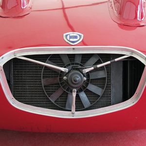 Bei einem nachgerüsteten Zusatzlüfter lohnt sich die nähere Betrachtung. Oft zeigen Überhitzungsspuren, dass das Problem mit dem Lüftereinbau nicht behoben wurde.(Bild:  Peter Diehl)