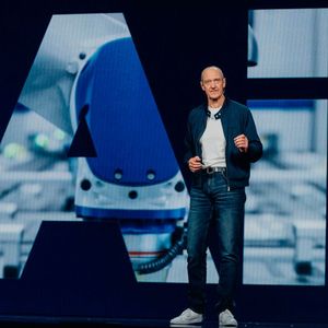 Roland Busch, CEO of Siemens AG, presented the Digital Twin Composer, which will be available on the Siemens Xcelerator Marketplace from mid-2026. It combines Siemens' digital twin with simulations based on Nvidia Omniverse libraries and real-time engineering data. (Image:Siemens)