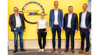 Freuen sich über die Neueröffnungen (v.l.n.r.): Hermann Bleker (Geschäftsführender Gesellschafter Bleker-Gruppe), Christina Bleker (Filialleiterin Autohaus Bleker Bocholt und Opel Bocholt), Michael Lohscheller (Geschäftsführer Opel), Mensur Kolic (Geschäftsführer Bleker-Gruppe), Thomas Marpert (Filialleiter Löwen Centrum Borken und Opel Borken). (Bild: Bleker-Gruppe)