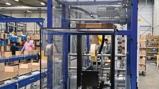 Bereit für die Etikettierung: Die verschlossenen Verpackungen kommen aus einem Kartonverschließer CS-1000 Random. (Bild: Lantech)