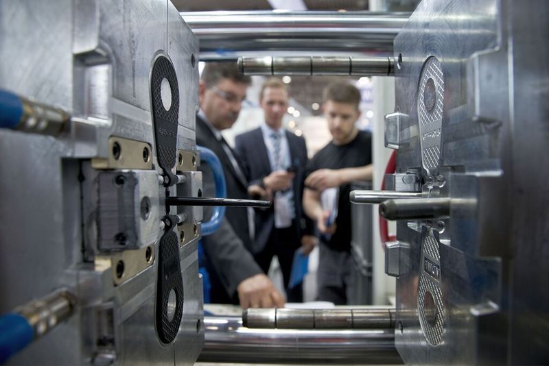 Moulding Expo 2015: Spritzgussmaschine der Fa. KraussMaffei GmbH bei VDWF in Halle 4 (Bild: Landesmesse Stuttgart GmbH / Uli Regenscheit)