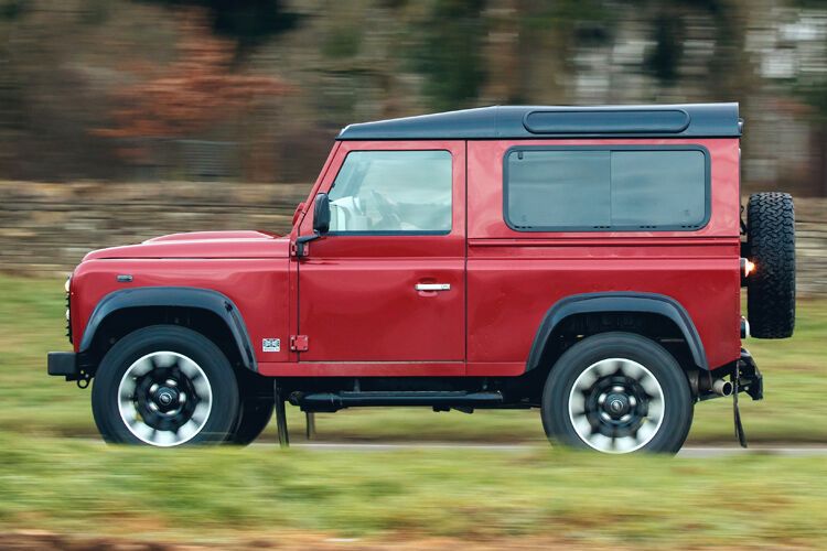 Den Defender V8 gibt es als kurzen Dreitürer oder als langen Fünftürer jeweils in einer ziemlich individuellen Farbpalette und Ausstattungsvielfalt. (Bild: Jaguar Land Rover)