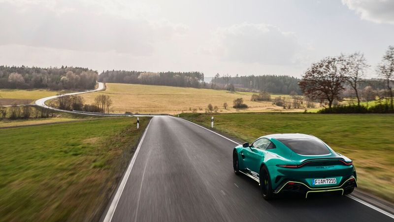 Auch in der Region um den Nürburgring sorgt der Aston Martin Vantage S für ein gewisses Interesse. (Bild: Aston Martin)