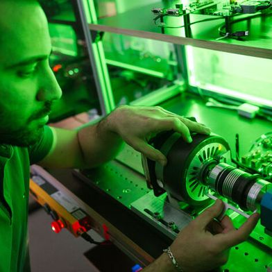 Um die Temperaturverteilung im Elektromotor in Echtzeit mit KI-Methoden schätzen zu können, sammelte Doktorand Saeed Farzami an einem Teststand Massen von Daten. Hierzu stattete er einen Elektromotor an allen kritischen Stellen mit Sensoren aus: an verschiedenen Orten in den Wicklungen, im Rotor und auch am Gehäuse.  (Bild: Oliver Dietze)