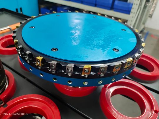 Bild 2: Blick auf den Worldia-BE-Fräser für die wirtschaftliche Bearbeitung von Bimetall. Er arbeitet mit 12 PCBN-Einsätzen mit TiN-Beschichtung sowie mit 24 PKD-Einsätzen ohne Beschichtung.(Bild:  Worldia)