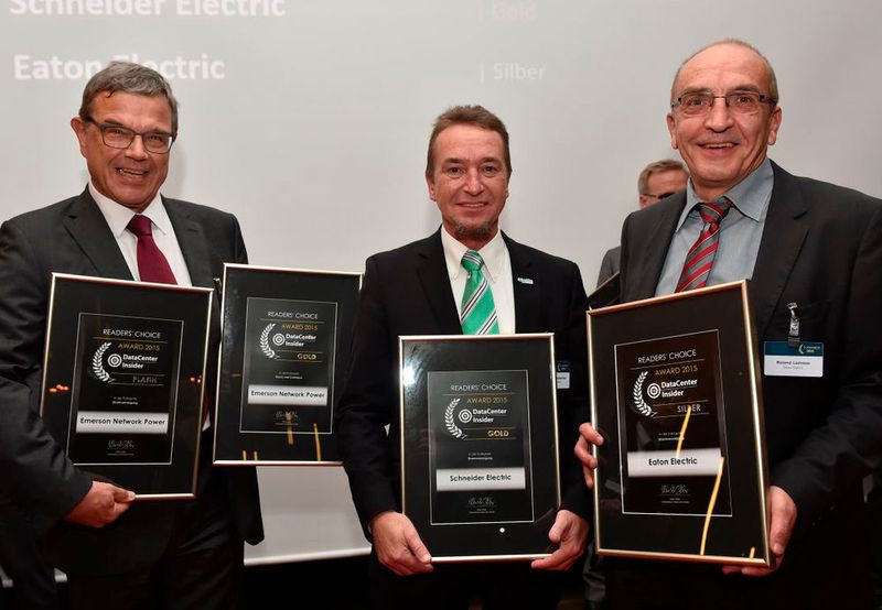 In der Kategorie „Stromversorgung“ war Widerstand seitens Dr. Peter Koch von Emerson Network Power zweckslos: es gab den nächsten Preis, in diesem Fall sogar Platin. Gold nahm Michael Schumacher von Schneider Electric entgegen, die silberne Urkunde holte Roland Lommer für Eaton Electric ab. (Bild: VIT)