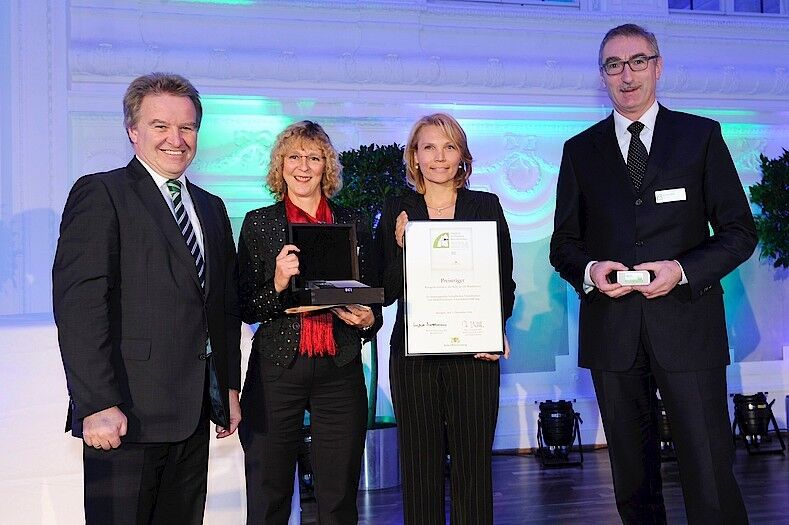 Die Gewinner in der Kategorie Industrieunternehmen mit mehr als 250 Mitarbeitern (v. l.) mit Umweltminister Franz Untersteller: Dorothea Sick-Thies, Kerstin Kohler und Reinhard Bösl von Sick. (Bild: Umweltministerium Baden-Württemberg)