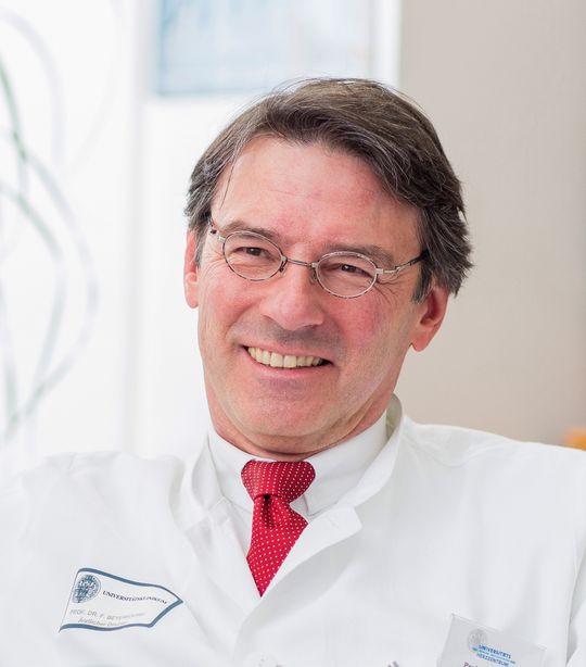 Univ.-Prof. Dr. Dr. h.c. Friedhelm Beyersdorf hat zum einen vielfach ausgezeichnete Pionierarbeit im OP-Saal geleistet, zum anderen ein Start-up gegründet: Beide Perspektiven prägen seine Keynote beim 18. Innovation Forum Medizintechnik – und münden in dem Appell, bei Neuem nicht nur evolutionär, sondern disruptiv zu denken.(Bild:  Universitätsklinikum Freiburg/Britt Schilling)