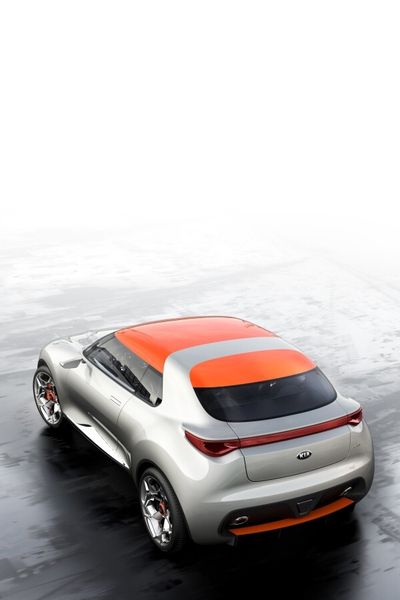 Der KIA provo: Das Coupé-ähnliche Schrägheckmodell wird angetrieben von einem Hybridsystem aus Turbobenziner und Elektromotor mit einer Gesamtleistung von 183 kW (Bild: KIA)