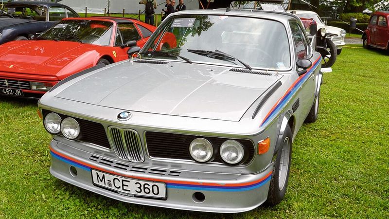 Dieser BMW 3.0 CSL von 1973 war das dritte von 167 Exemplaren, die einen leistungsgesteigerten 3,2-Liter-Reihensechszylindermotor und das radikale Aero-Kit erhielten, das dem Wagen den Spitznamen „Batmobile“  einbrachte. Der Wagen wurde umgehend als „M-CE360“ in die BMW-Presseflotte aufgenommen und war in der Januar-Ausgabe 1974 der Zeitschrift Rallye Racing zu sehen. Mit 8.900 Kilometern wurde dieser CSL an den Nachrichtensprecher Jochen Breiter verkauft, der bis 2021 sein erster und einziger privater Besitzer blieb. Er brachte es auf der Auktion auf beeindruckende 286.250 Euro Erlös. (Bild: Classic Analytics)