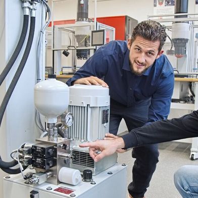 Sind von der Kompaktheit und der Servicefreundlichkeit des Gribi-Hydraulikaggregat überzeugt: Steve Schaffner (Projektmanager bei GRIBI Hydraulics AG) und Sandro Keller (Leiter Kundendienst und Montage bei BalTec AG). (Bild: Matthias Böhm)