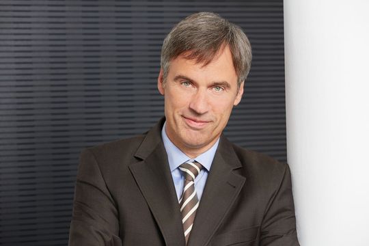 Bitkom-Präsident Achim Berg: „Die Blockchain hat das Potenzial, fast jede Branche fundamental zu verändern. Jedes Unternehmen sollte jetzt prüfen, wo es selbst neue Geschäftsmodelle entwickeln kann – oder wo bestehende eigene künftig obsolet werden könnten.“(Bild:  Bitkom)