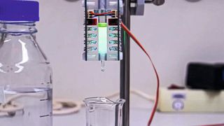 Forscher der TU München haben ein lichtsensibles Molekülanhängsel entwickelt, was bei der Aufreinigung von Proteinen hilft. Es reagiert auf die Bestrahlung durch LED-Leuchten, die um die Trennsäule angebracht sind, und lässt die Zielproteine auf Lichtsignal hin frei. (Bild: Sabrina Bauer / TUM)