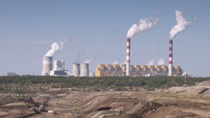 Blick auf das 5.420 MW starke Kraftwerk Belchatow. Betrieben wird das Kraftwerk von PGE Elektrownia Belchatow (PGE). Es ist das weltgrößte Braunkohlekraftwerk. Es soll den für den 500-MW-Campus liefern.(Bild:   / CC0)