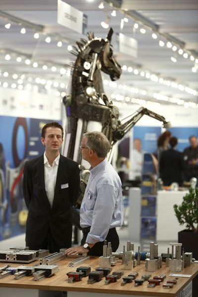 Impressionen von der FMB 2013: Die FMB führt Konstrukteure, Entwickler und Einkäufer zielorientiert zusammen und präsentiert das gesamte Spektrum der Zulieferindustrie für den Maschinen- und Anlagenbau einschließlich der dazugehörigen Dienstleistungen, darunter u.a. Marktführer aus den Bereichen Antriebstechnik, Steuerungstechnik sowie Montage- und Handhabungstechnik. (Bild: Clarion Events Deutschland GmbH)