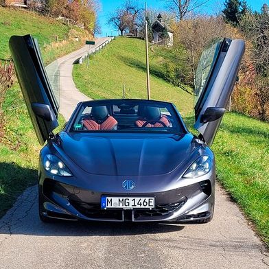 MG hat mit dem Cyberster einen Elektro-Roadster mit spektakulären Scherentüren im Programm. (Bild: Wehner - VCG)
