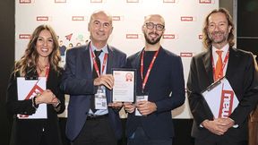 Davide Borghi (2. v.l.) und Gianmarco Di Eusebio (3. v.l.) aus dem Development-&amp;-Technology-Team von Tetra Pak bei der Verleihung der Auszeichnung Premio Innovazione. (Bild: Tetra Pak)
