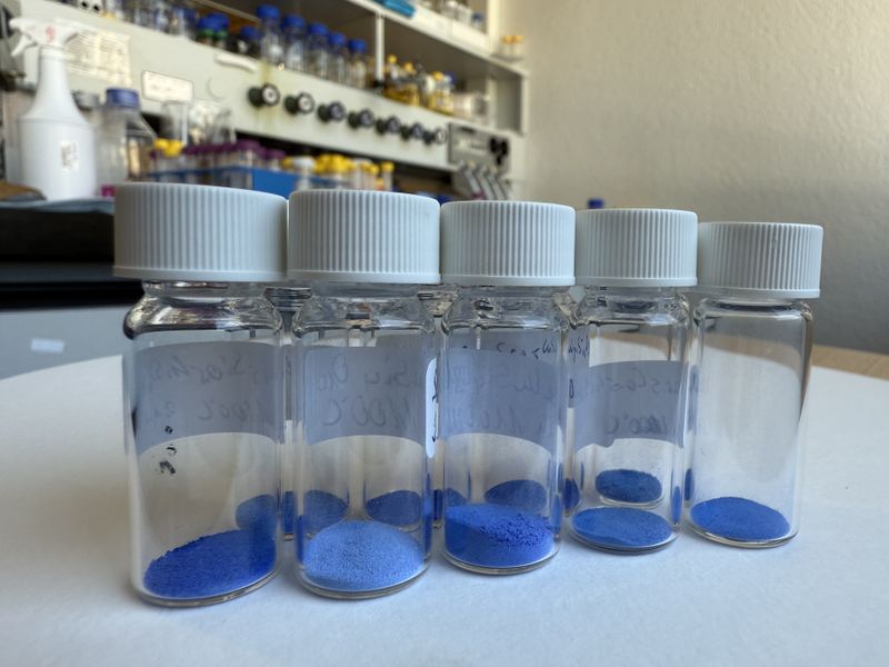 Una exquisita paleta de colores: el nanocolorante «Zurich Blue»(Imagen: Empa)