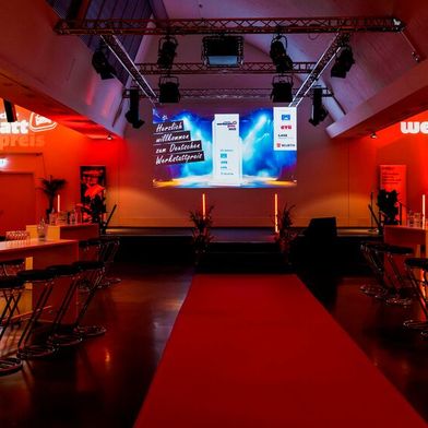 Der Festsaal im Vogel Convention Center wartet auf seine Gäste – die Top-Betriebe beim Deutschen Werkstattpreis 2026. (Bild: Stefan Bausewein)