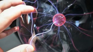 Ein kleiner elektrischer Schlag: Was für den Menschen kaum spürbar ist, kann in Produktionsumgebungen elektronische Bauteile zerstören. (Bild: yanggiri - stock.adobe.com)