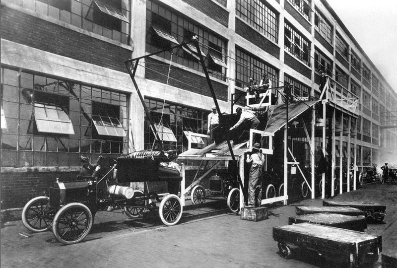 Mit dem Fließband fing es bei Ford an. Heute sind die Logistikprozesse komplizierter. Die Supply Chain des Unternehmens kommt auf Platz 22. Kein anderer Automobilkonzern erreicht so ein gutes Ergebnis. (Bild: Public Domain, wikimedia)